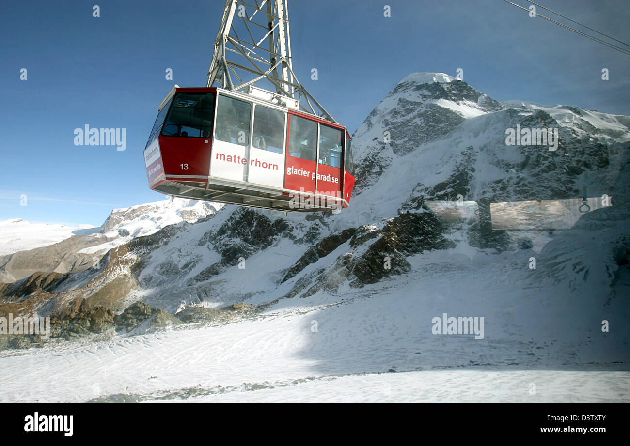 A cableway travels the route to the Little Materhorn (3,883 metres) past the Breithorn (4,164 metres) near Zermatt, Switzerland, 24 October 2006. Photo: Kay Nietfeld Stock Photo