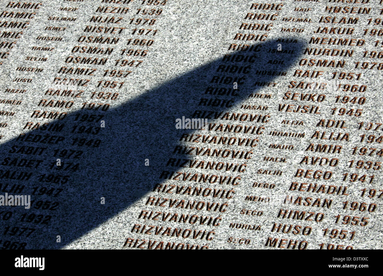 The names of the 8.000 murdered boys and men are shown on this memerial stone at the memorial site in Potocari near Srebrenica in Bosnia and Herzegovina, 15 Novemeber 2006. The city set the sad scene for a massacre in July 1995, when Bosnian Serbs under the commando of General Ratko Mladic invaded the city and slaughtered all male persons they could get hold of under the eyes of Du Stock Photo