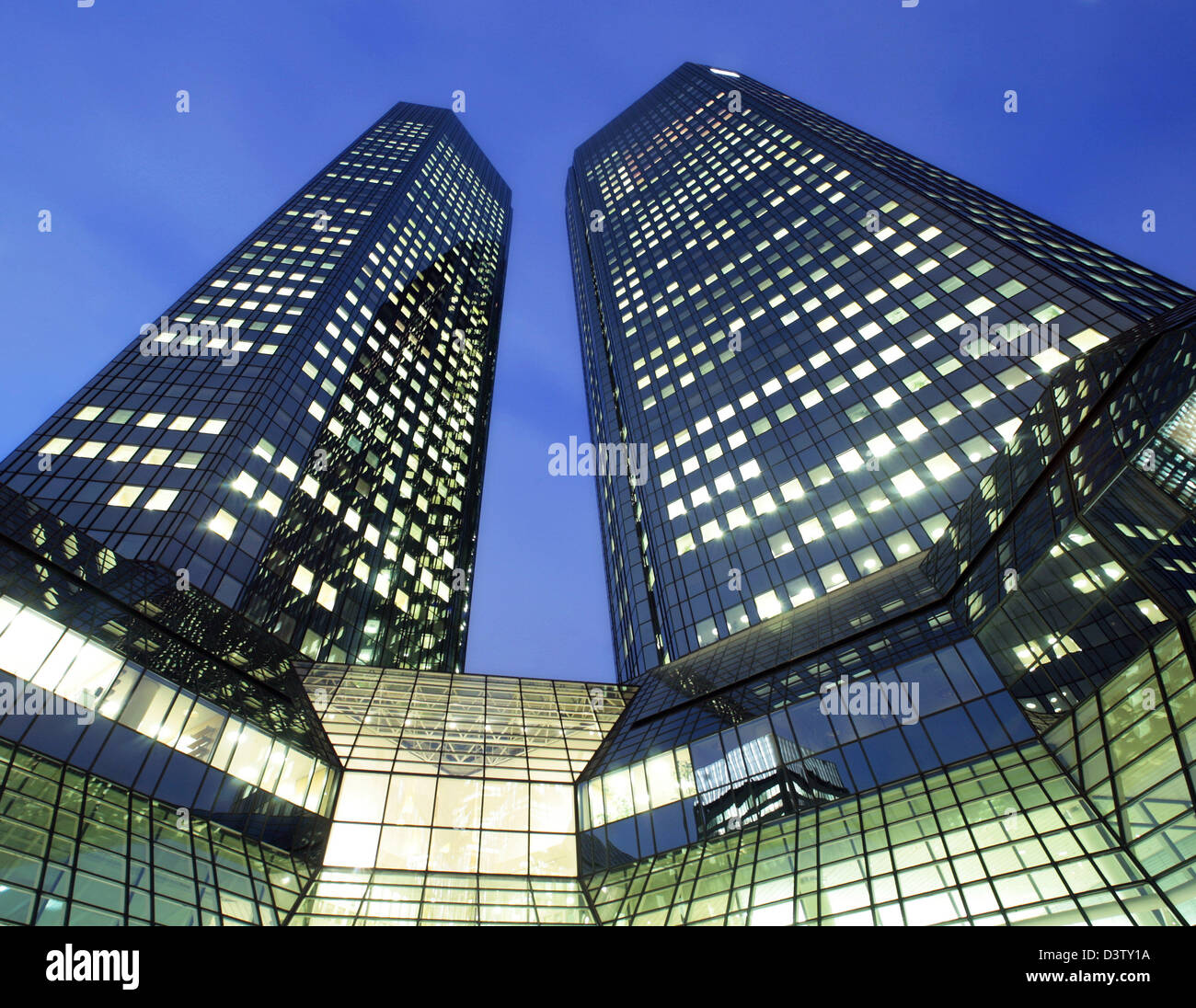The picture shows the two towers of the Deutsche Bank headquarters in