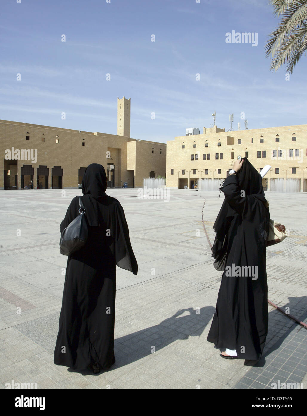 Two Arab women wearing chador pictured at the execution square with the religion police building (R) in Riyadh, Saudi Arabia, 15 November 2006. Photo: Peer Grimm Stock Photo
