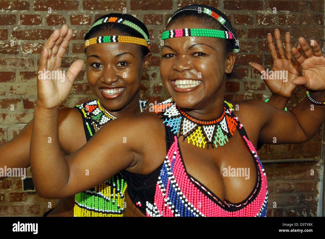 Two dancers of the South African show 'UMOJA - The Spirit of Togetherness' smile for the camera in Duesseldorf, Germany, Friday, 01 December 2006. 40 perfomers, singers, dancers and drummer form the ensemble of UMOJA that tours Germany from 05 December to 18 February 2007. Photo: Horst Ossinger Stock Photo