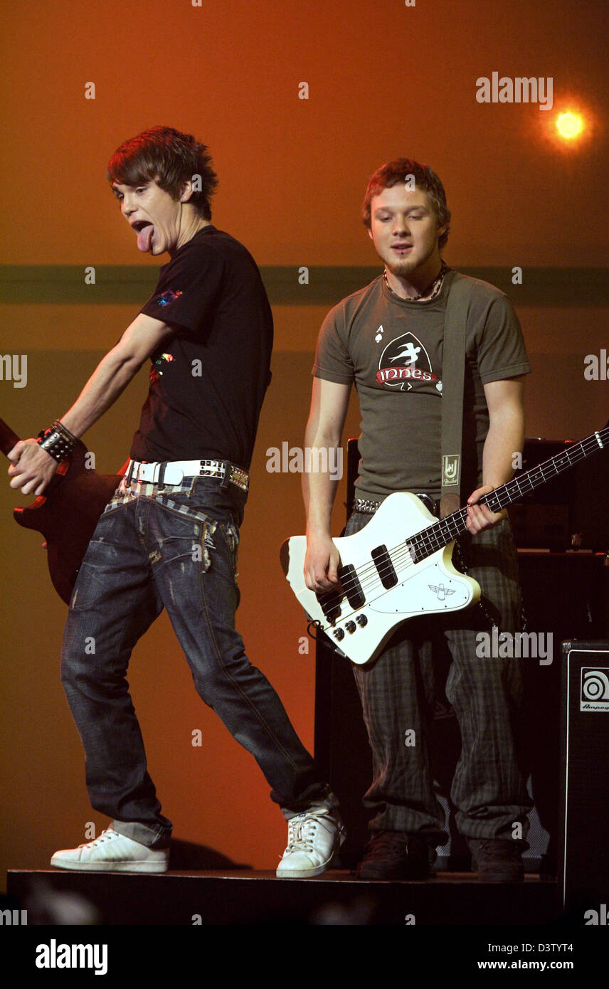 The band 'Killerpilze' performs on stage at the music show 'The Dome' in the 'ISS Dome' in Duesseldorf, Germany, Friday, 01 December 2006. 'The Dome' celebrates its 10th anniversary. Photo: Joerg Carstensen Stock Photo