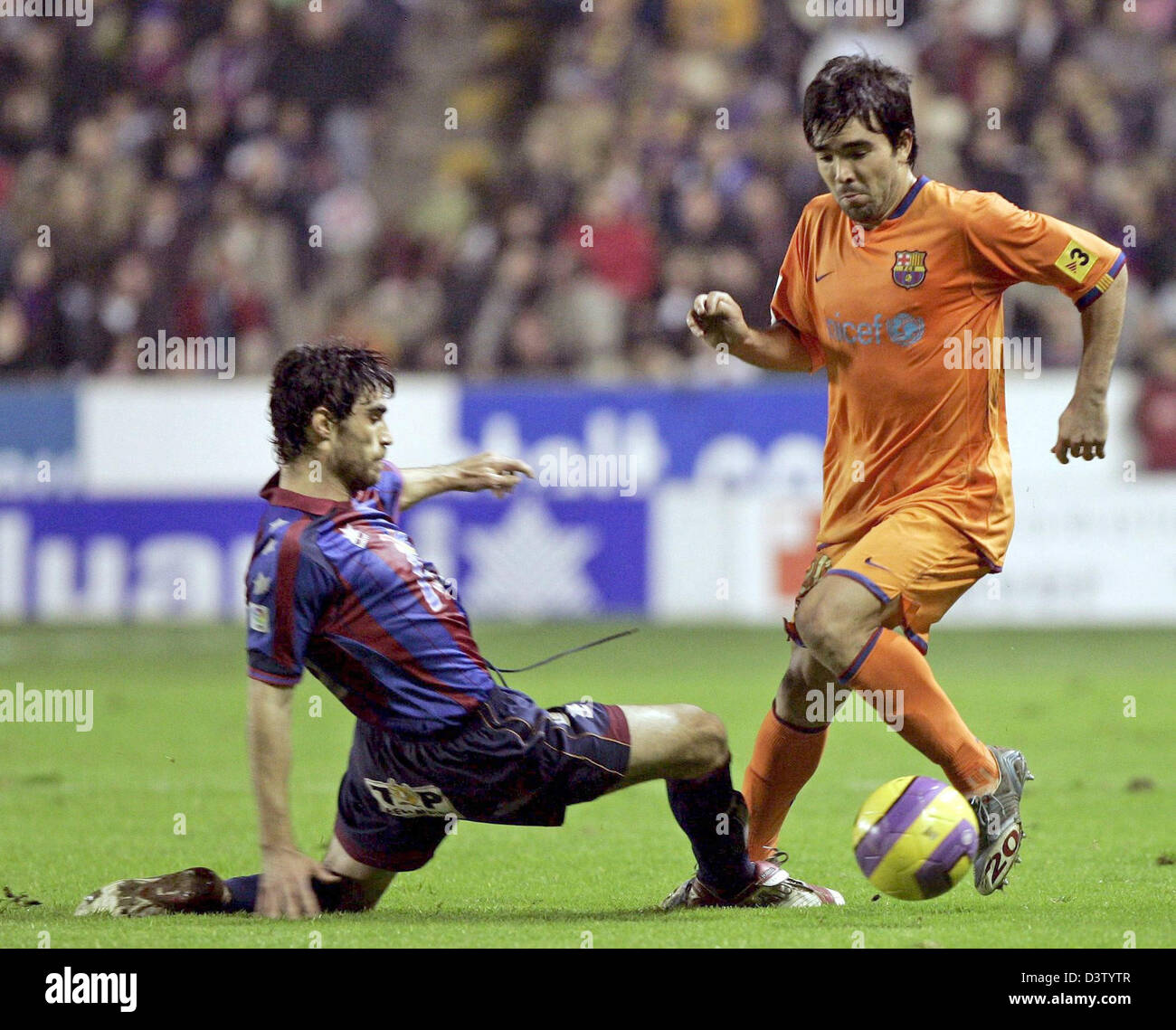 Deco (R) of Barcelona vies for the ball with Levante's Diego Camacho during the Primera Division match UD Levante vs FC Barcelona at Ciudad de Valencia stadium in Valencia, Spain, Saturday, 02 December 2006. The match ended 1-1. Photo: Juan Carlos Cardenas Stock Photo