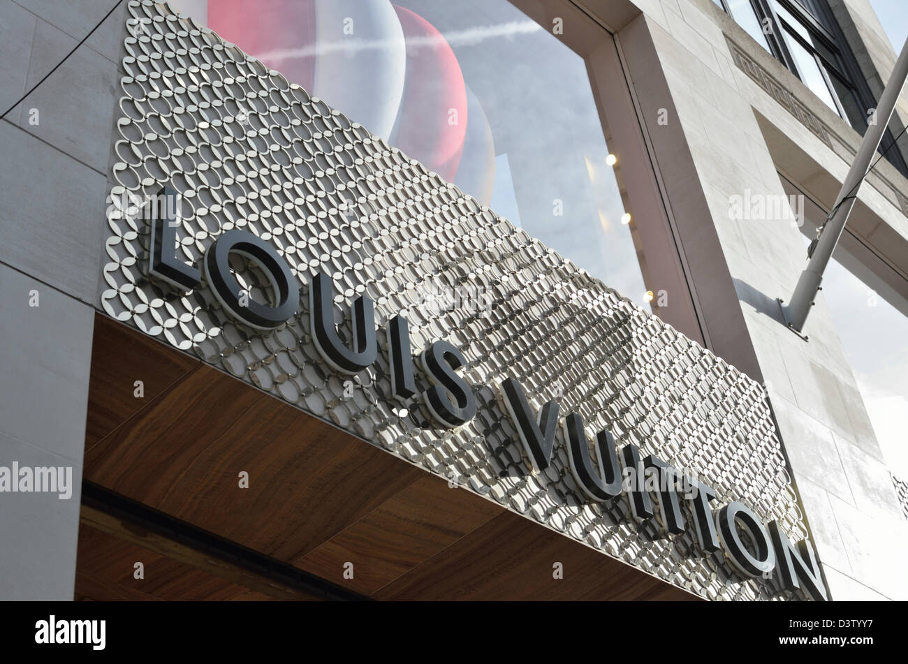 London, England, UK. Louis Vuitton, 190/192 Sloane Street Stock Photo -  Alamy