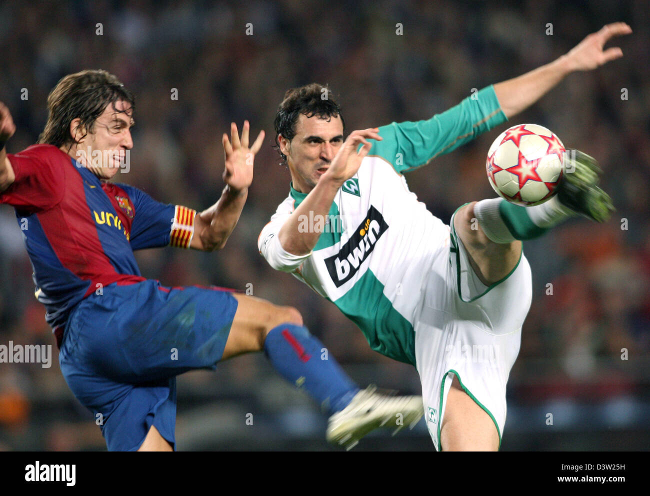 SV Werder Bremen's Hugo Almeida vies with FC Barcelona's Carles Puyol (L) for the ball during their UEFA Champions League final group game at the Camp Nou stadium in Barcelona, Spain, Tuesday, 05 December 2006. Photo: Carmen Jaspersen Stock Photo