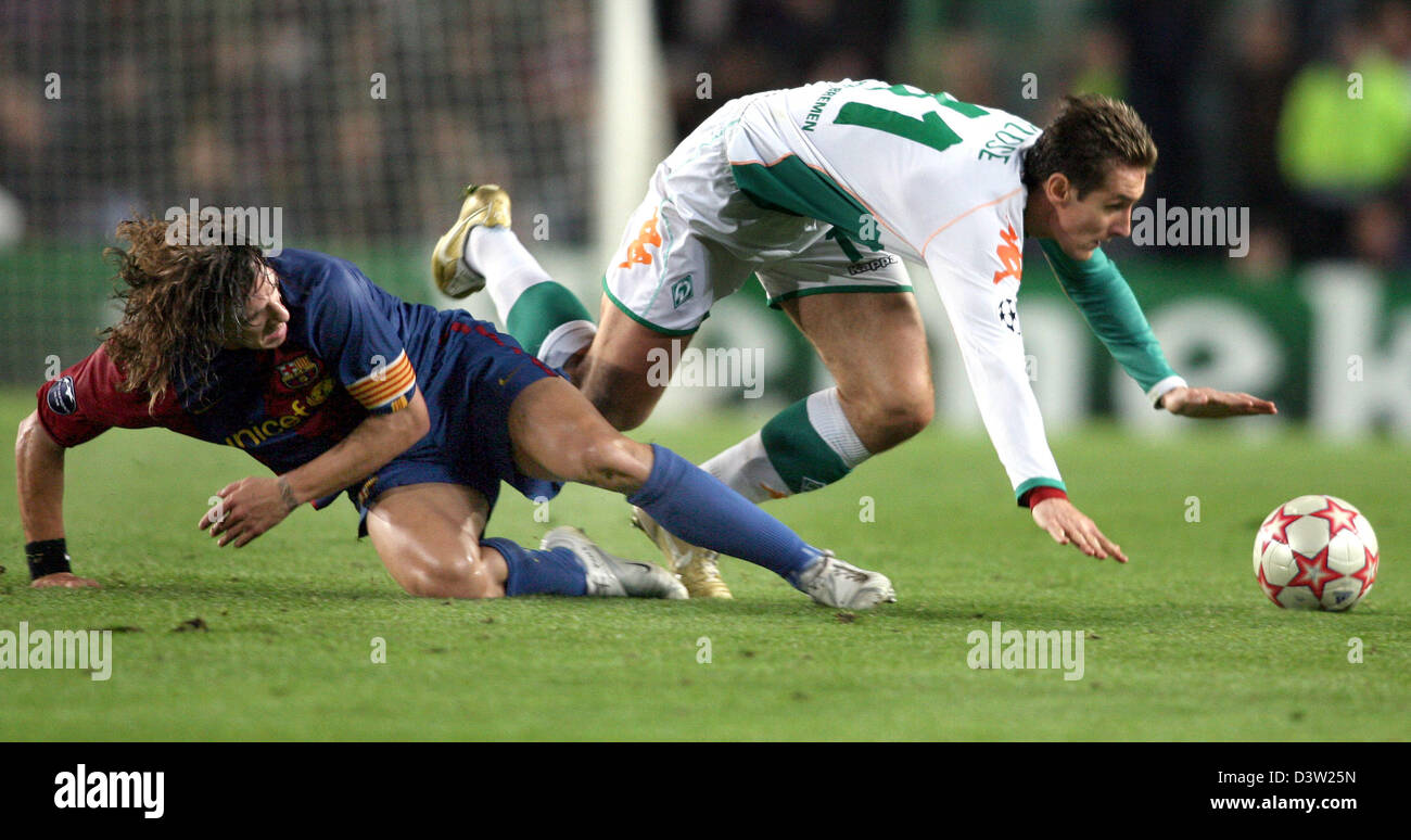 SV Werder Bremen's Miroslav Klose vies with FC Barcelona's Carles Puyol (L) for the ball during their UEFA Champions League final group game at the Camp Nou stadium in Barcelona, Spain, Tuesday, 05 December 2006. Photo: Carmen Jaspersen Stock Photo