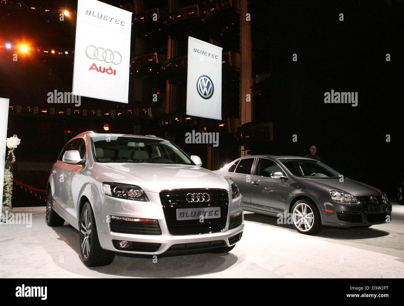 The picture shows an Audi Q7 (L) and a Volkswagen Passat at the Los Angeles Auto Show 2006 in Kodak Theatre, Los Angeles, United States, Wednesday, 29 November 2006. Photo: Uli Deck Stock Photo