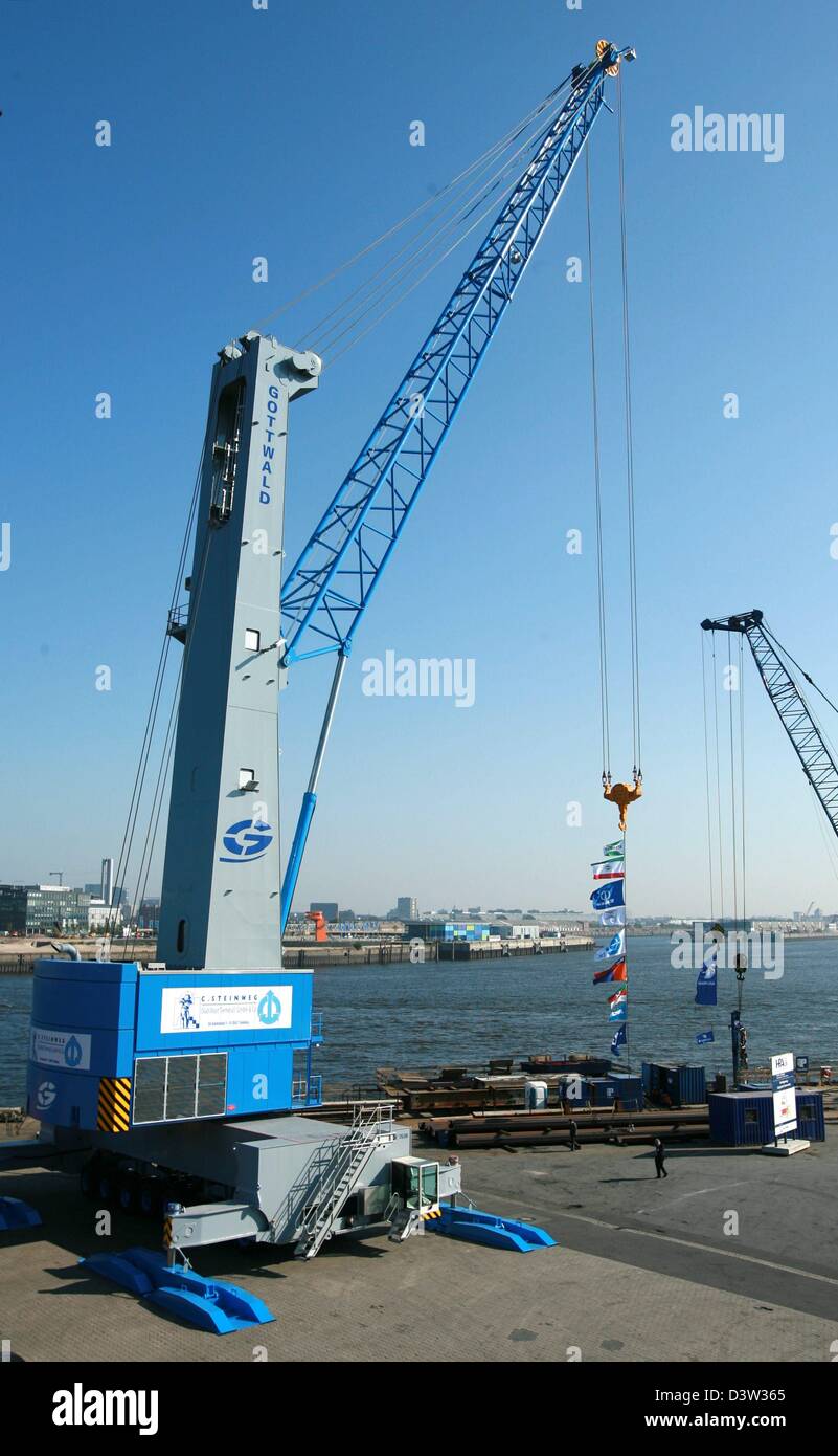 The picture shows the biggest crane of the Hamburg harbour, Germany, 22 September 2006. The 150
