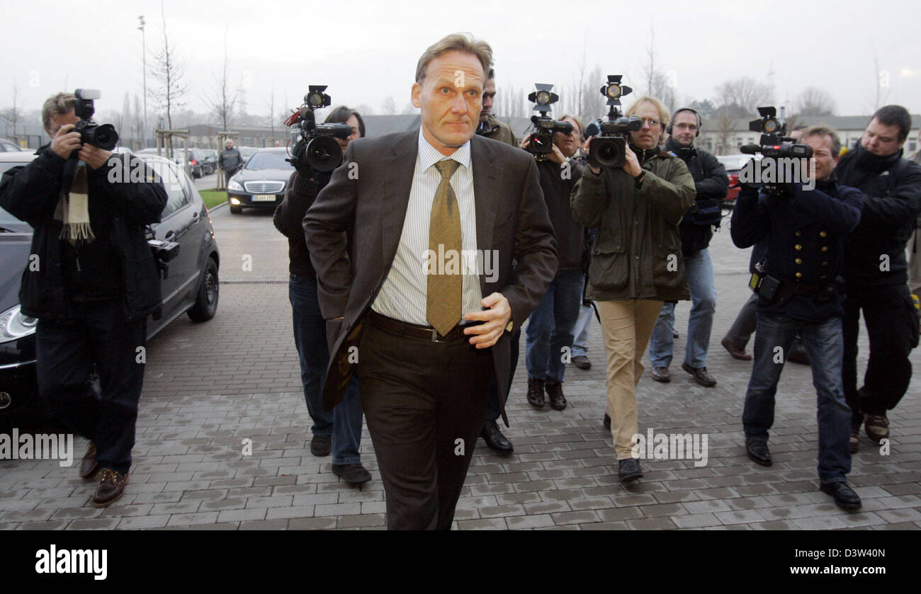 The manager of the Bundesliga Club Borussia Dortmund, Hans-Joachim Watzke, arrives at the training centre of the club in Dortmund, Germany, Monday 18 December 2006. As a reaction to the fan protests following the 1-2 (0-1) defeat of Borussia at home by Bayer Leverkusen the club announced the immediate dismissal of head coach  Bert van Marwijk. Photo: Bernd Thissen Stock Photo
