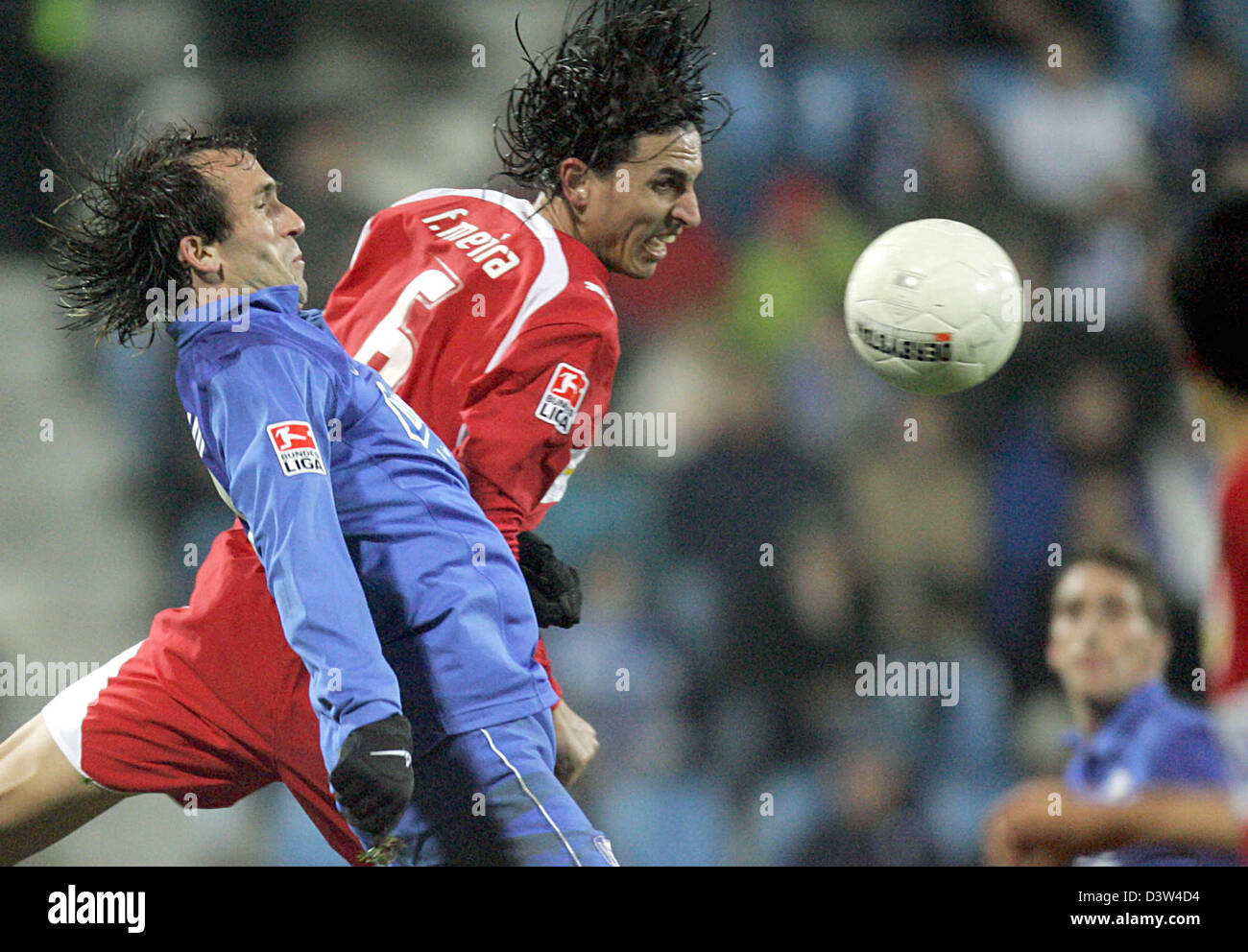 Fernando Meira (R) of Stuttgart vies for the ball with Theofanis Gekas of Bochum during the round of the last 16 German Cup match at the rewirpower stadium in Bochum, Germany, Tuesday, 19 December 2006. Bochum lost the match 1-4. Photo: Bernd Thissen Stock Photo