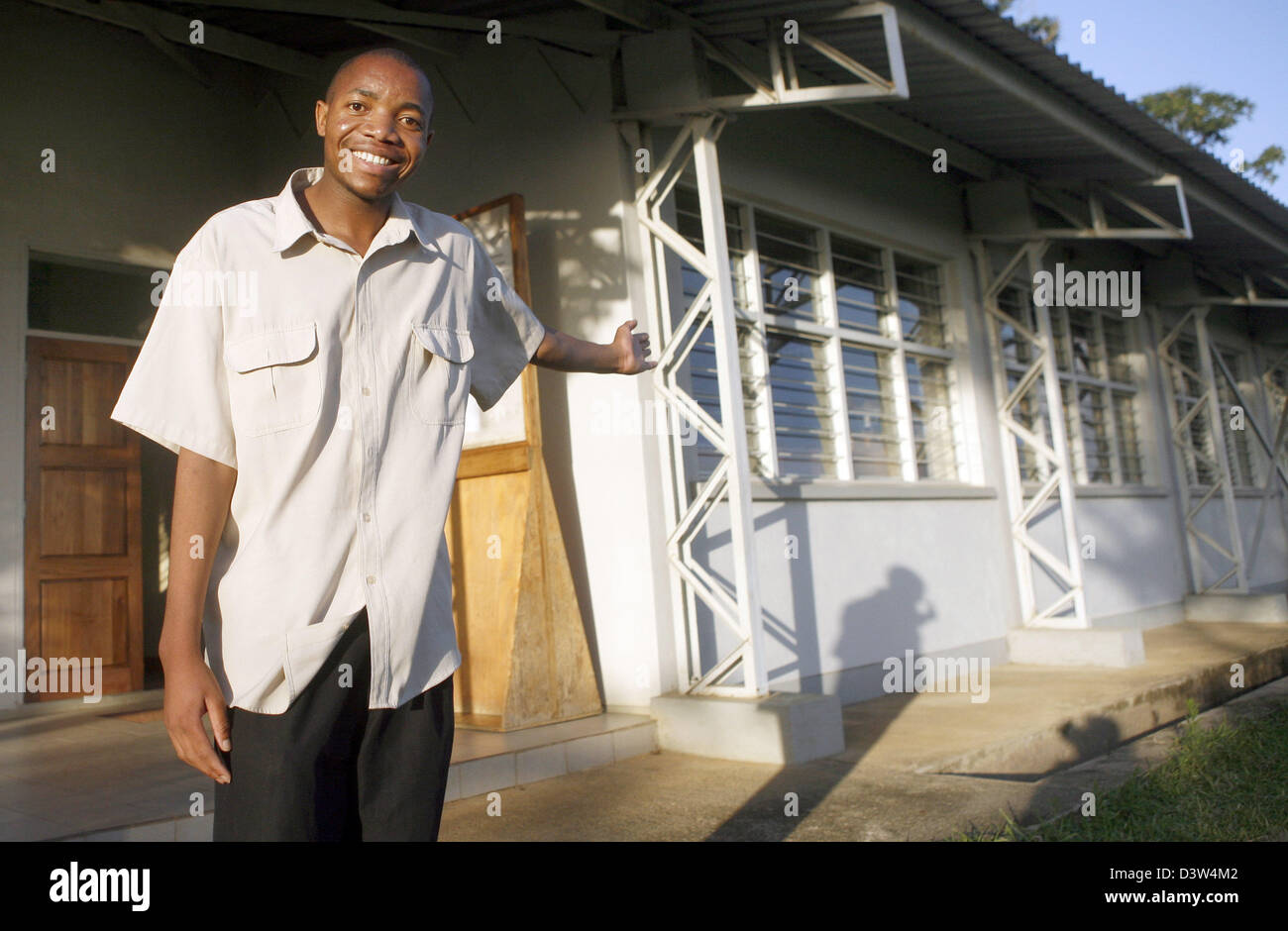 Student Enok Forster poses in front of the university library in Blantyre, Malawi, Thursday 30 November 2006. Foster grew up as an orphan and had to struggle hard for his education. By now, Foster receives a government scholarship. Photo: Frank May Stock Photo