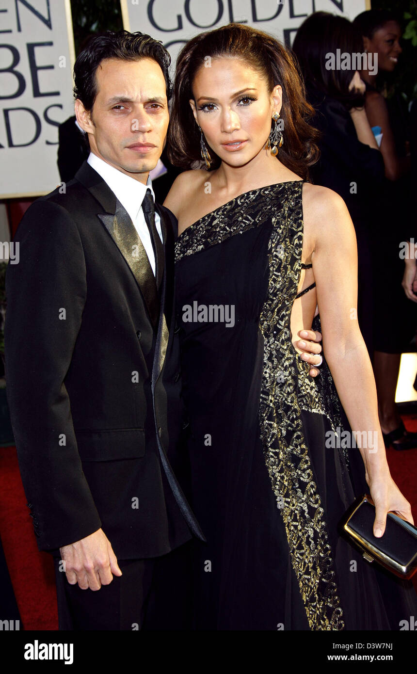 US singer, dancer and actress Jennifer Lopez (R) and her husband Puerto