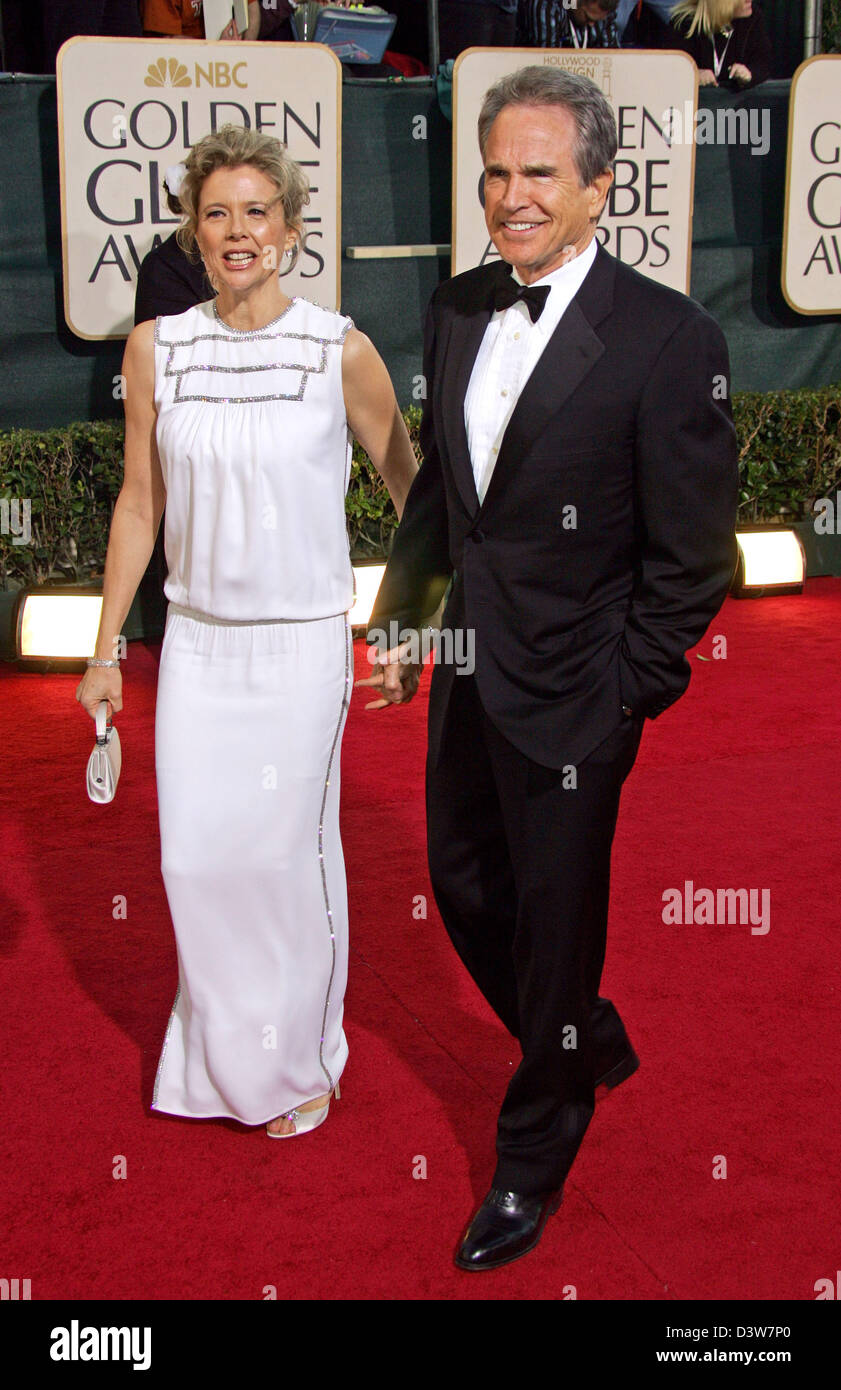 US actress Anette Bening (L) and her husband US actor Warren Beatty (R) smile for the cameras as they arrive to the 64th Annual Golden Globes in Beverly Hills, CA, United States, Monday, 15 January 2007. Photo: Hubert Boesl Stock Photo