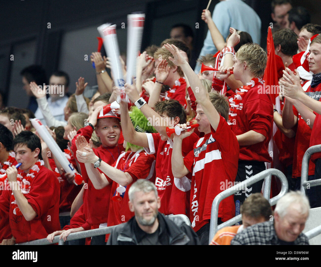 Danish fans cheer their team during the 2007 Handball Germany World Championship match Spain vs Denmark in Mannheim, Germany, Thursday, 25 January 2007. Spain lost the match 23-27. Photo: Uli Deck Stock Photo