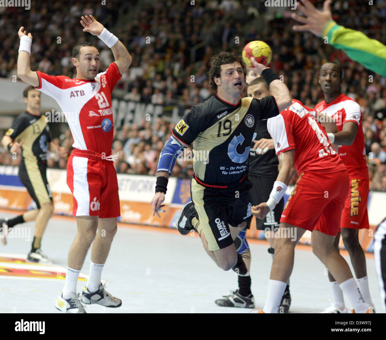 German Florian Kehrmann (C) scores during the 2007 Handball Germany