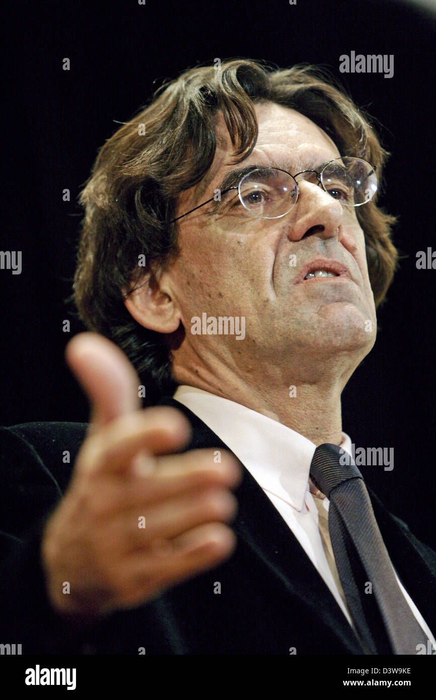 Luc Ferry, French intellectual and former French Minister for Education, gestures at a lecture on the occasion of the 44th anniversary of the signing of the 'Elysee Treaties' on Franco-German friendship in Stuttgart, Germany, Tuesday, 23 January 2007. Photo: Marijan Murat Stock Photo