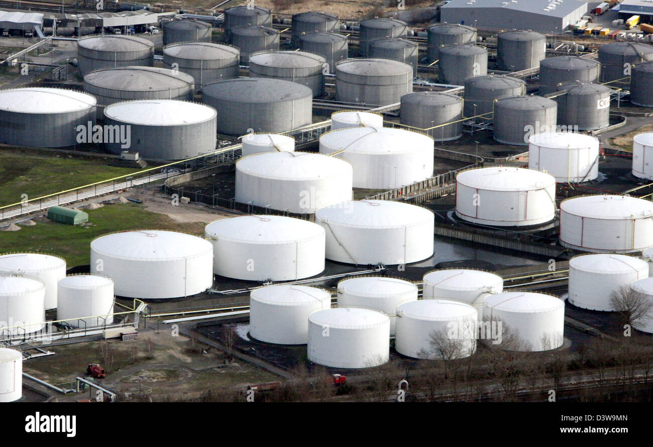 The aerial photo shows huge oiltanks in the port of Hamburg,  Germany, 23 January 2007. Photo: Kay Nietfeld Stock Photo