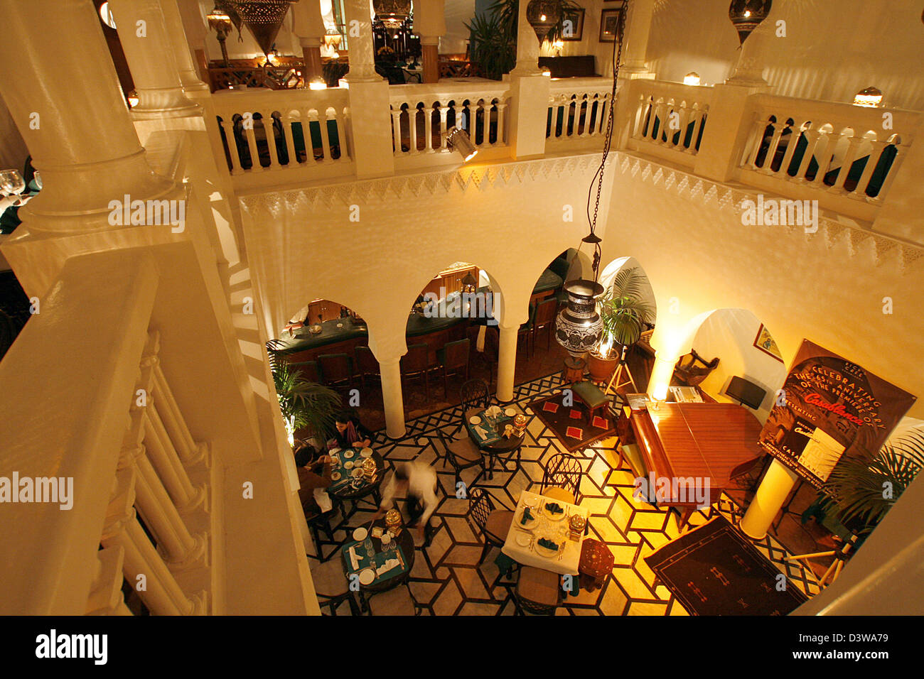 The picture shows the interior of the 'Rick's Cafe' in Casablanca ...