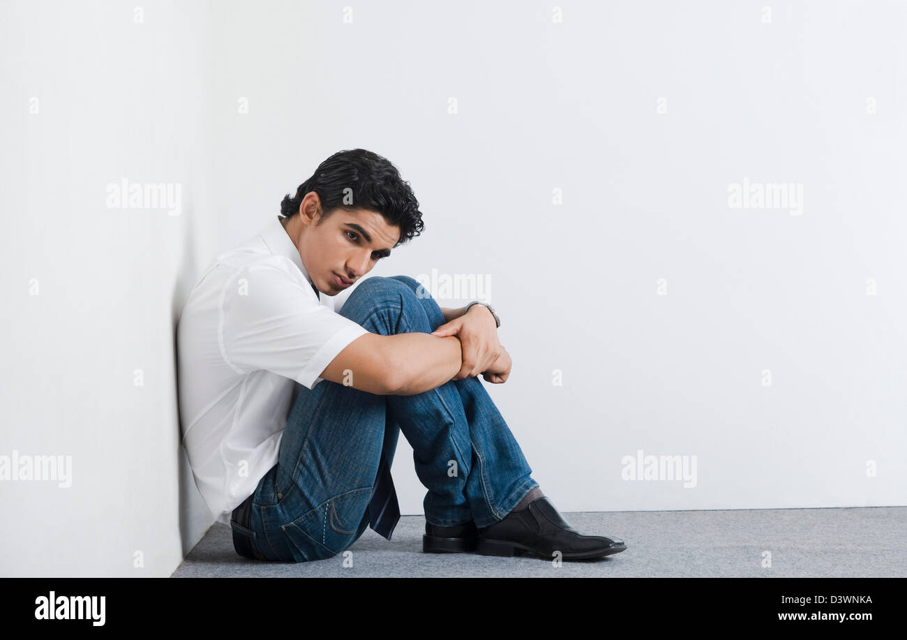 грустная девочка сидит на стуле. Sitting in the corner. девочка сидит в углу. Sitting in the corner. подросток в углу.