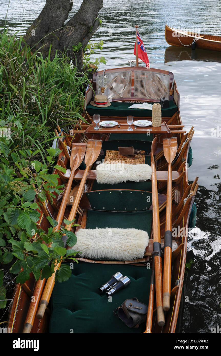 Henley-On-Thames,England, July 2008. Vintage river Skiff at its mooring on the River Thames, awaits its owners for a picnic. Stock Photo