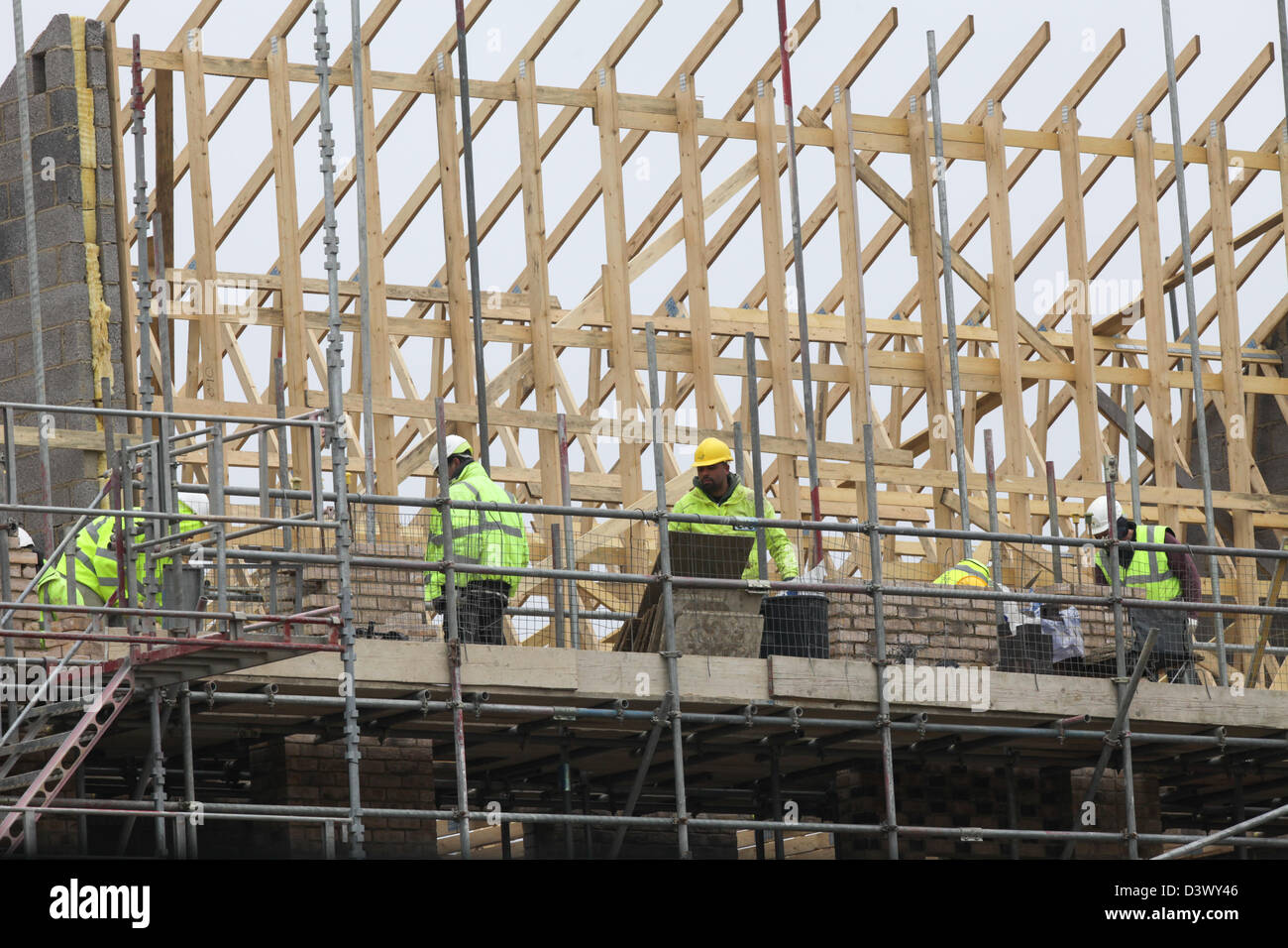 BUILDERS AT WORK ON NEW HOMES IN CAMBRIDGE Stock Photo Alamy