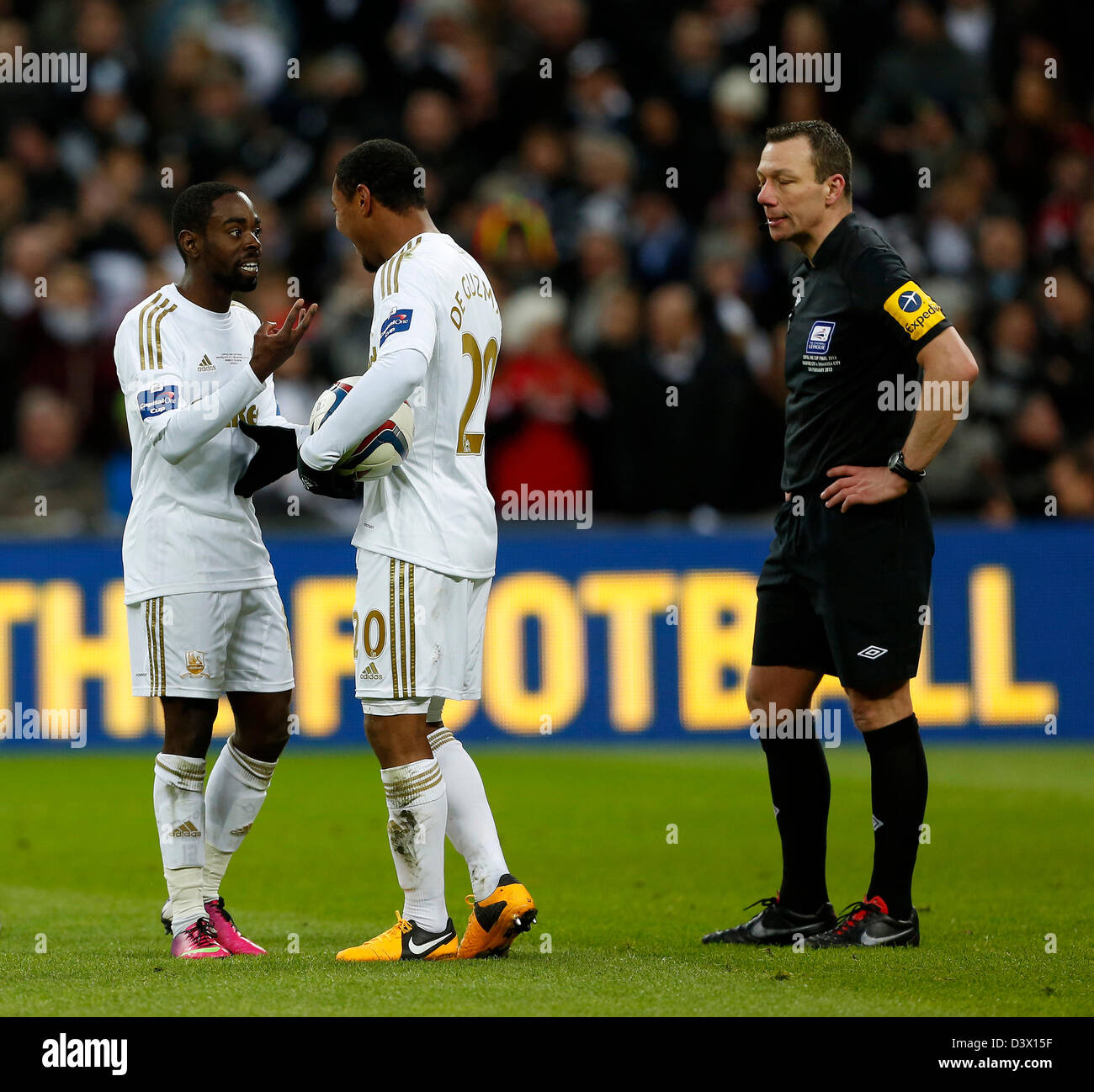 Jonathan de guzman and nathan dyer hi-res stock photography and images ...