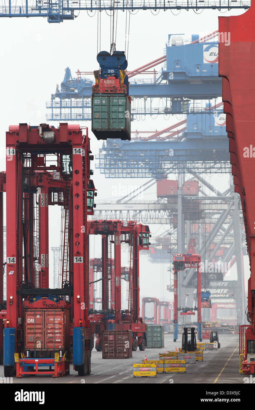 Hamburg, Germany, transport containers to the Vancarrier ...