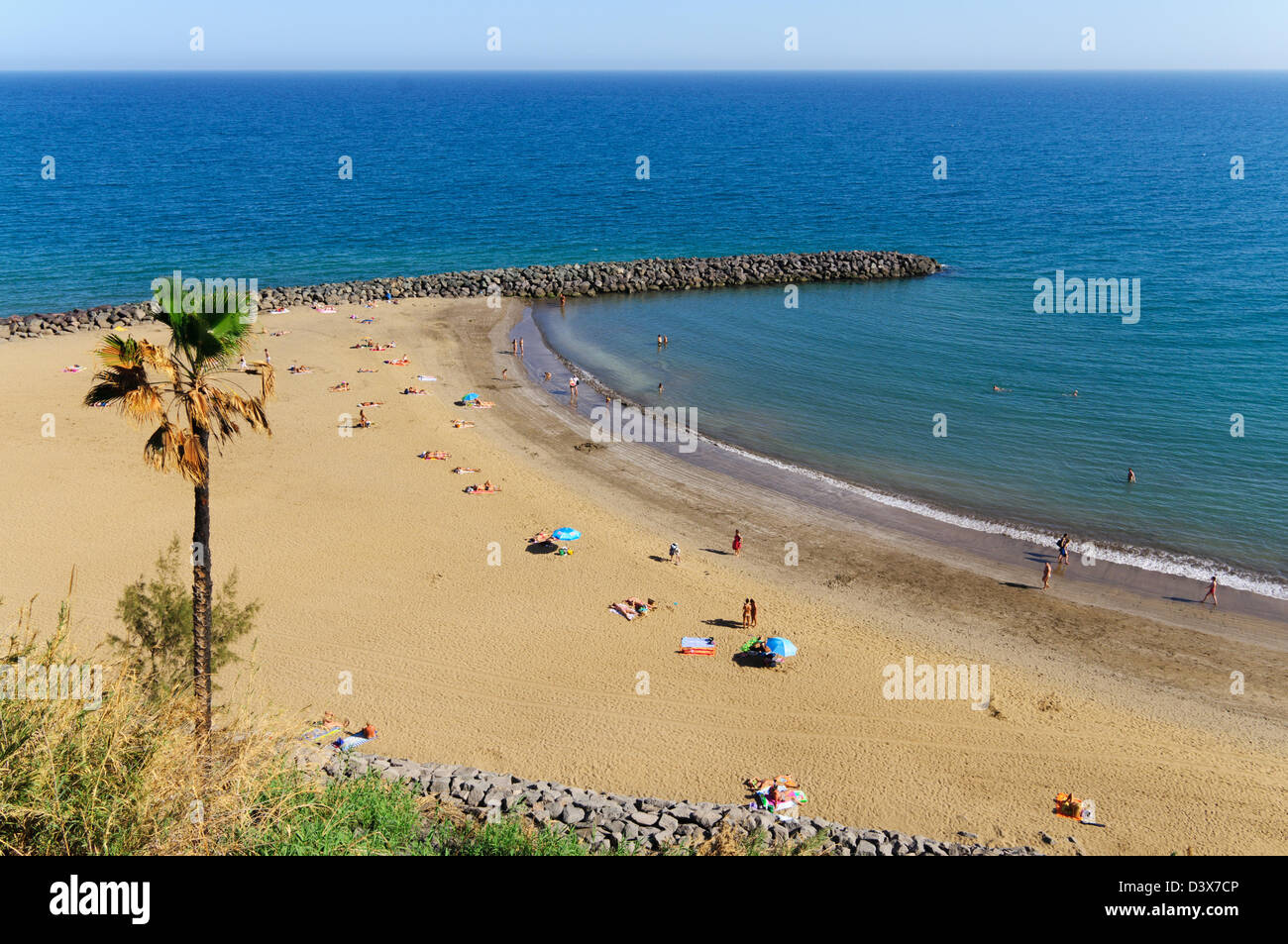 Regenschirm und Sonnenschutz, Strand von Playa del Ingles in Gran Canaria,  Kanarische Inseln, Spanien-Foto: Pixstory / Alamy Stockfotografie - Alamy