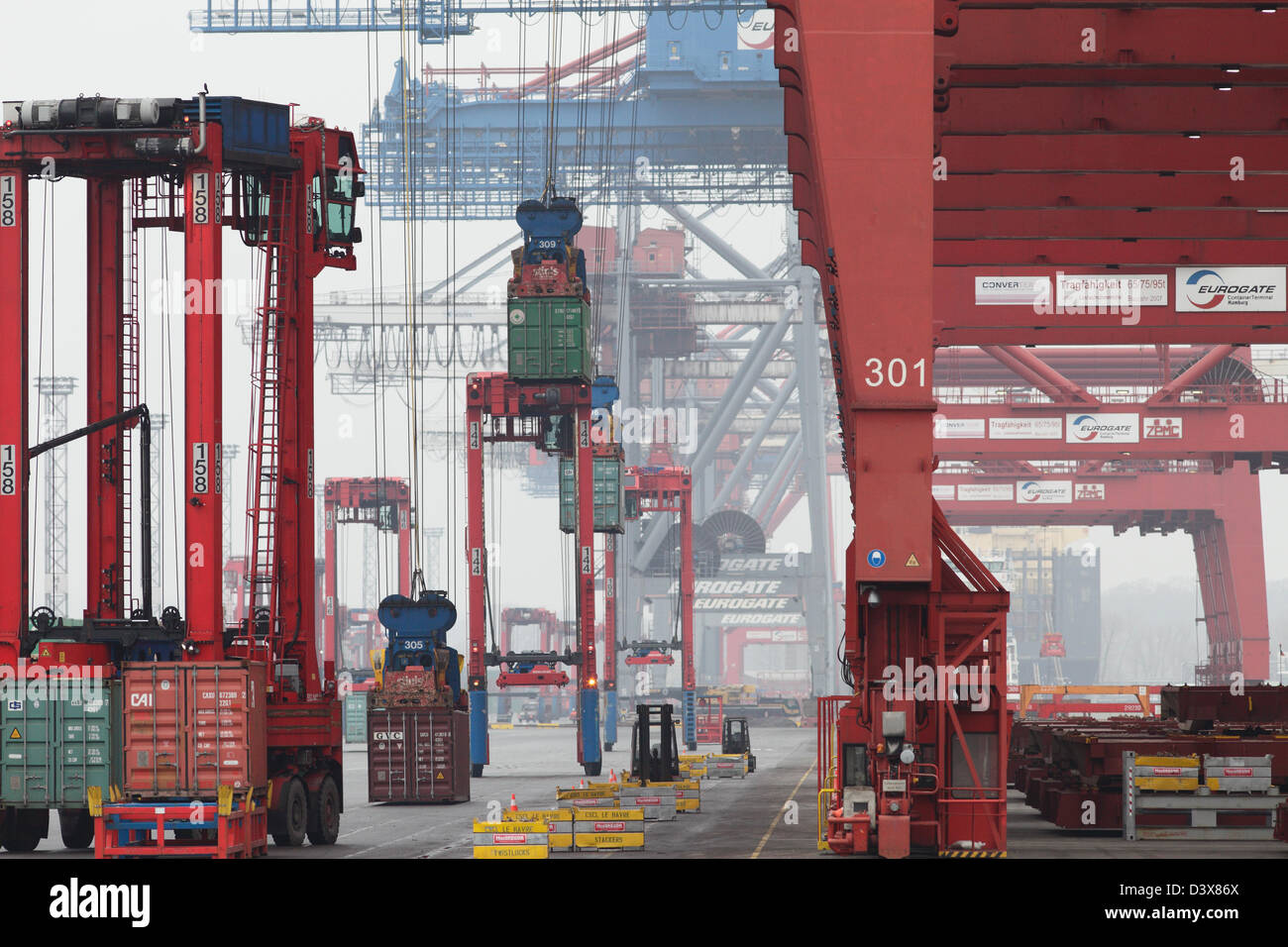 Hamburg, Germany, transport containers to the Vancarrier ...