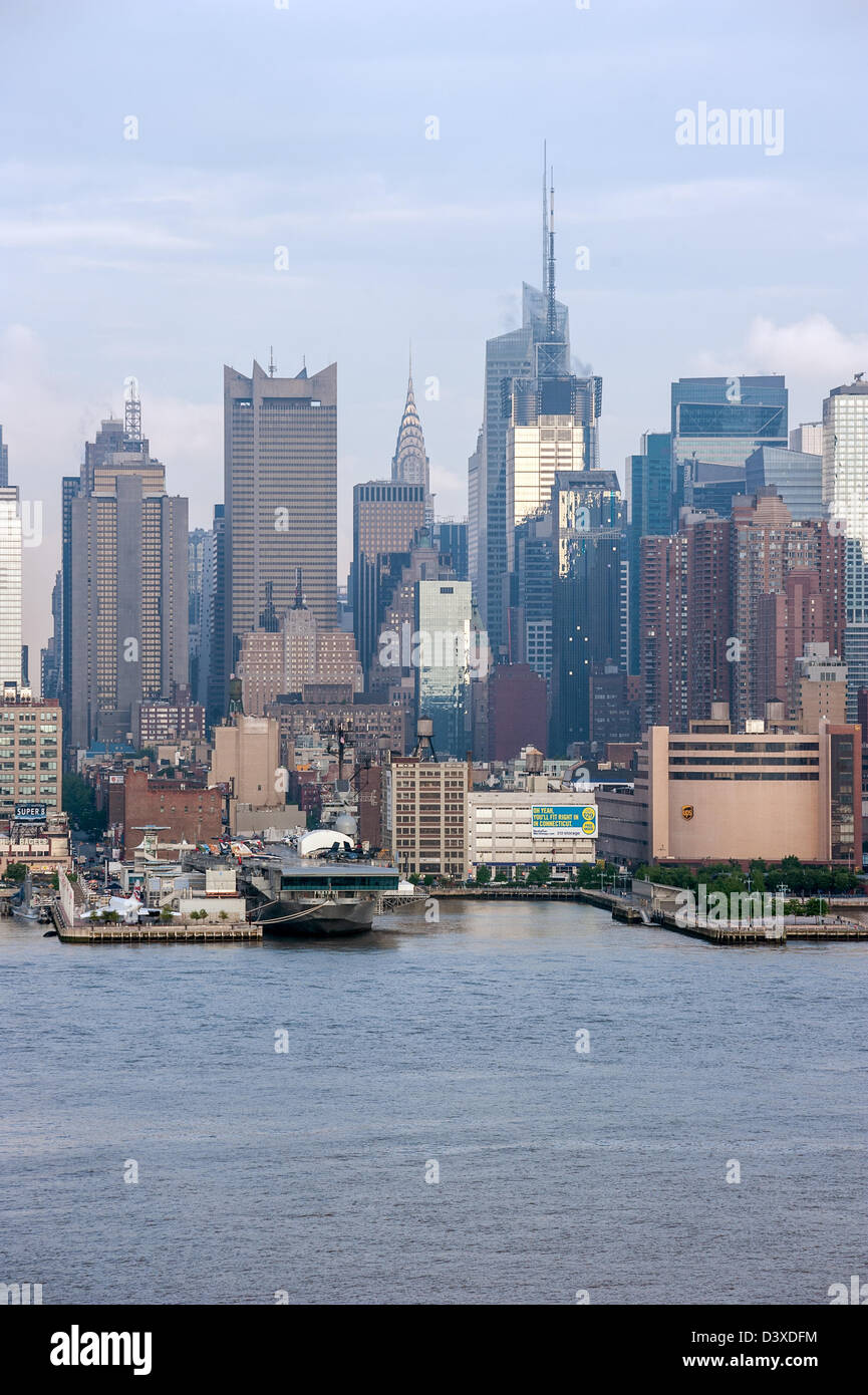 Skyline of midtown Manhattan, New York City showing the Hudson River waterfront near the Intrepid Stock Photo