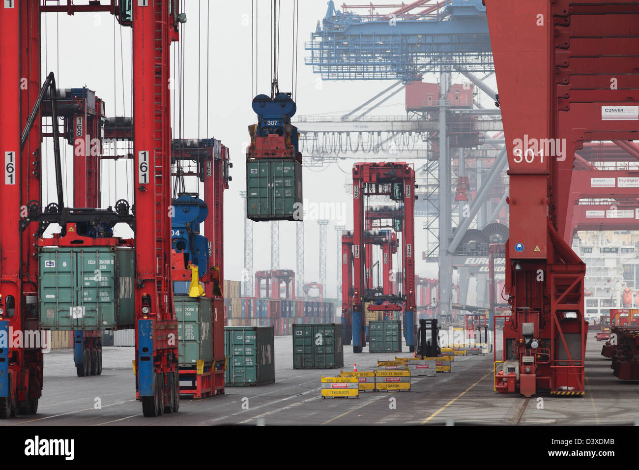 Hamburg, Germany, transport containers to the Vancarrier ...