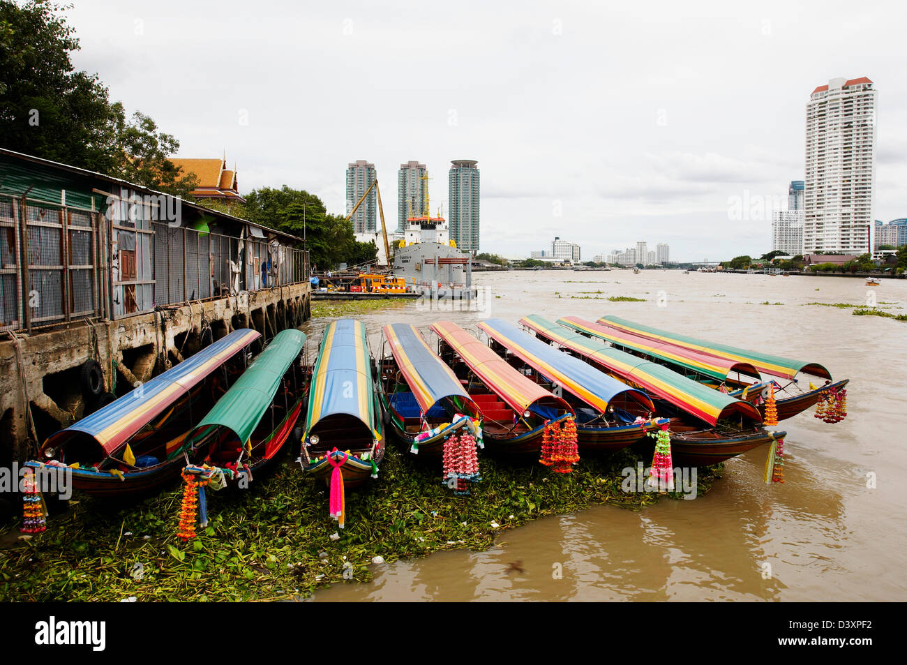 River boats moored on the Chao Phraya River, Bangkok, Thailand Stock ...