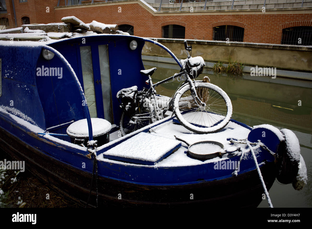Snow, narrowboat and bicycle, winter on the South Oxford Canal, City of Oxford, Oxfordshire, Oxon, England, boat, narrowboat, Stock Photo