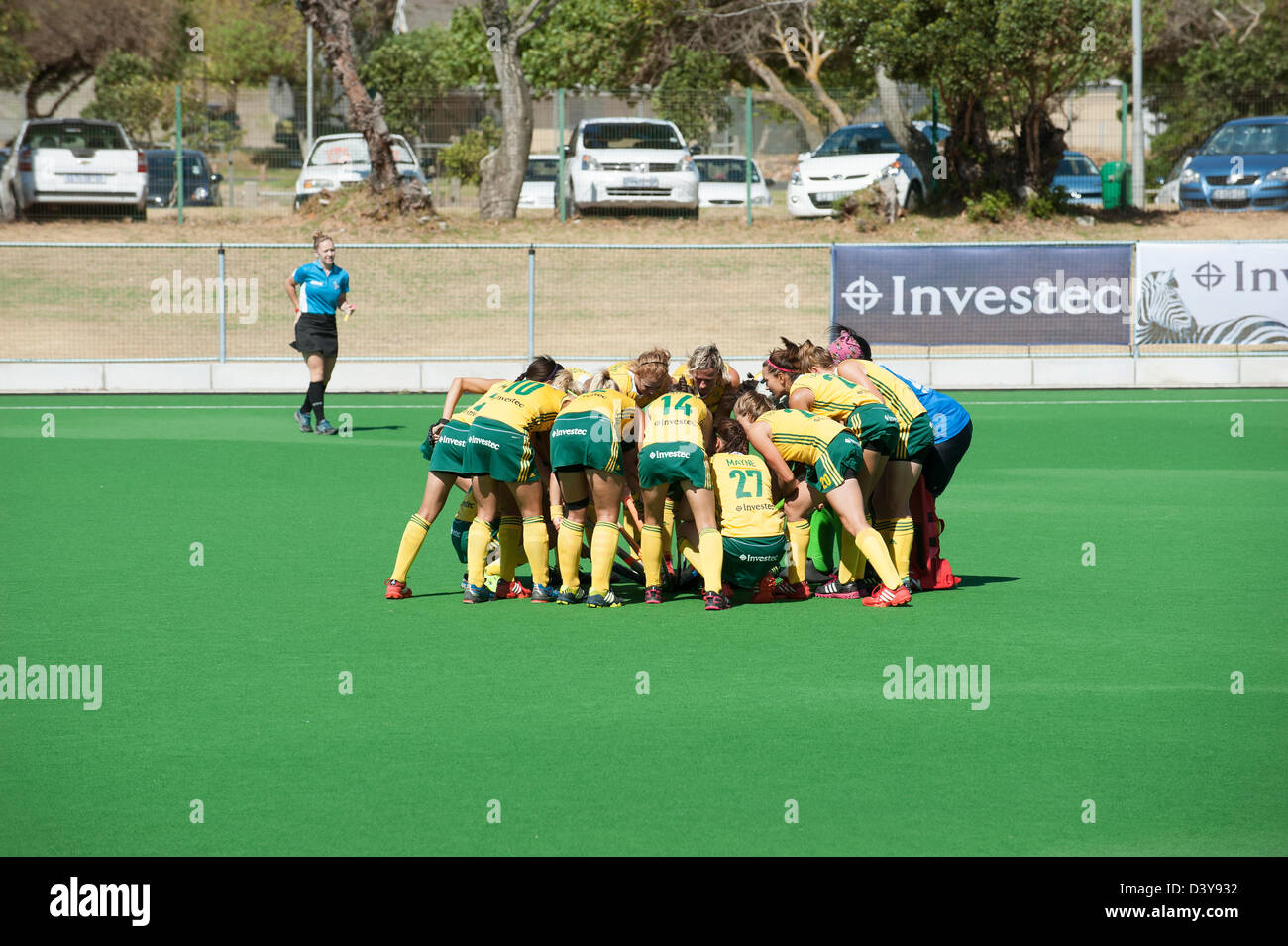 Team huddle The South Africa Ladies hockey team at Hartleyvale Stadium Cape Town February 2013 Stock Photo