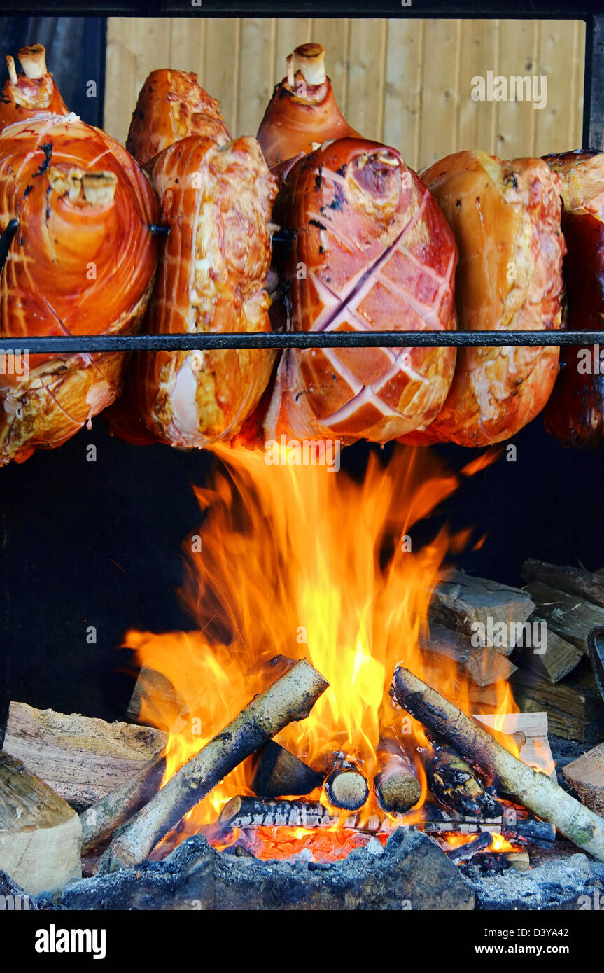 Grillen Schweinshaxe - grillling pork hock 02 Stock Photo