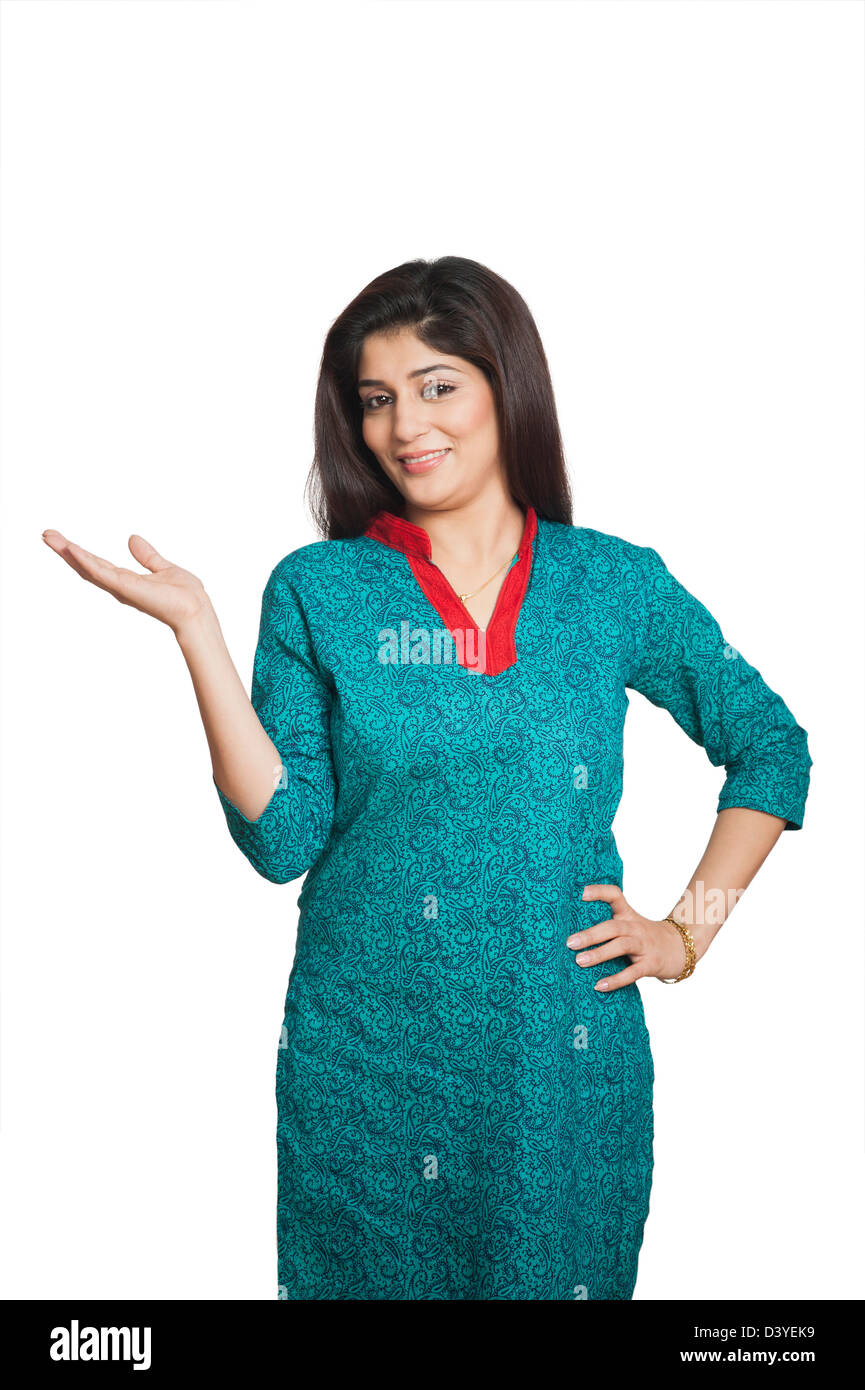 Woman standing with her hand on her hip and gesturing Stock Photo - Alamy