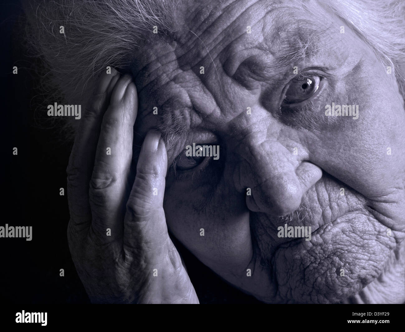 ELDERLY LADY  WINTER FUEL PAYMENT ENERGY BILLS OLD ALONE SENIOR SAD WRINKLES FACE Pensive stark dementia home hospital depression elderly face care Stock Photo