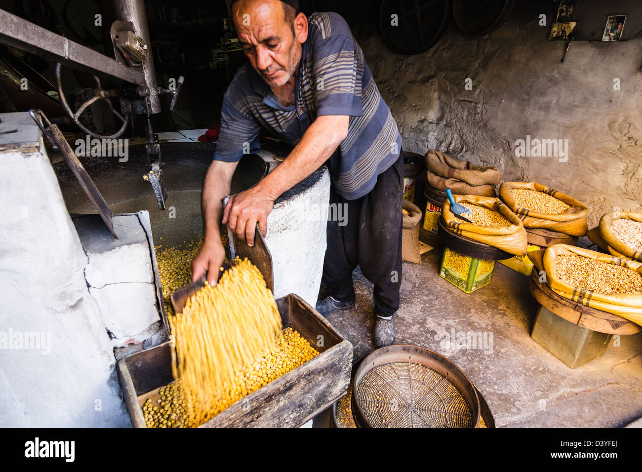 Turkish man making roast chick peas. Mardin, Turkey is the third world leader in chickpea production Stock Photo