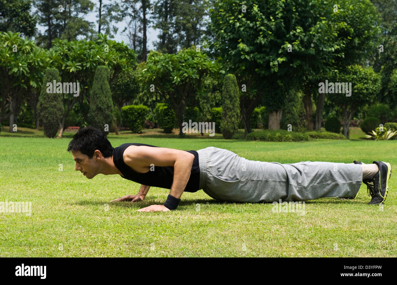Man push ups park hi-res stock photography and images - Alamy
