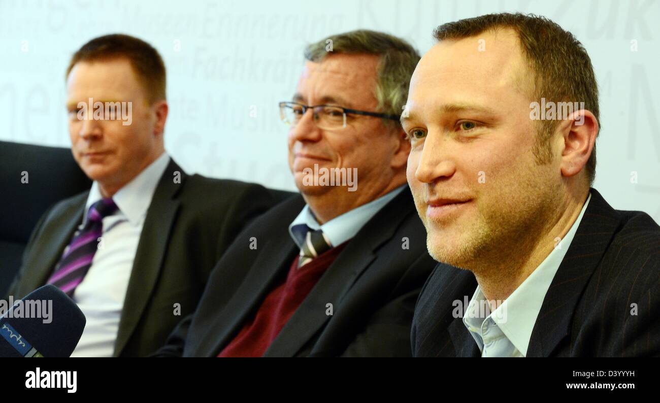 Dramaturge Christian Holtzhauer (R) sits next to mayor of Weimar Stefan Wolf (C, SPD) and Thuringian Minister of Cultural Affairs Christoph Matschie (L) at the Ministry for Cultural Affairs in Erfurt, Germany, 27 February 2013. Holtzhauer will succeed Nike Wagner as artistic director of the Art Festival Weimar. Photo: MARTIN SCHUTT Stock Photo