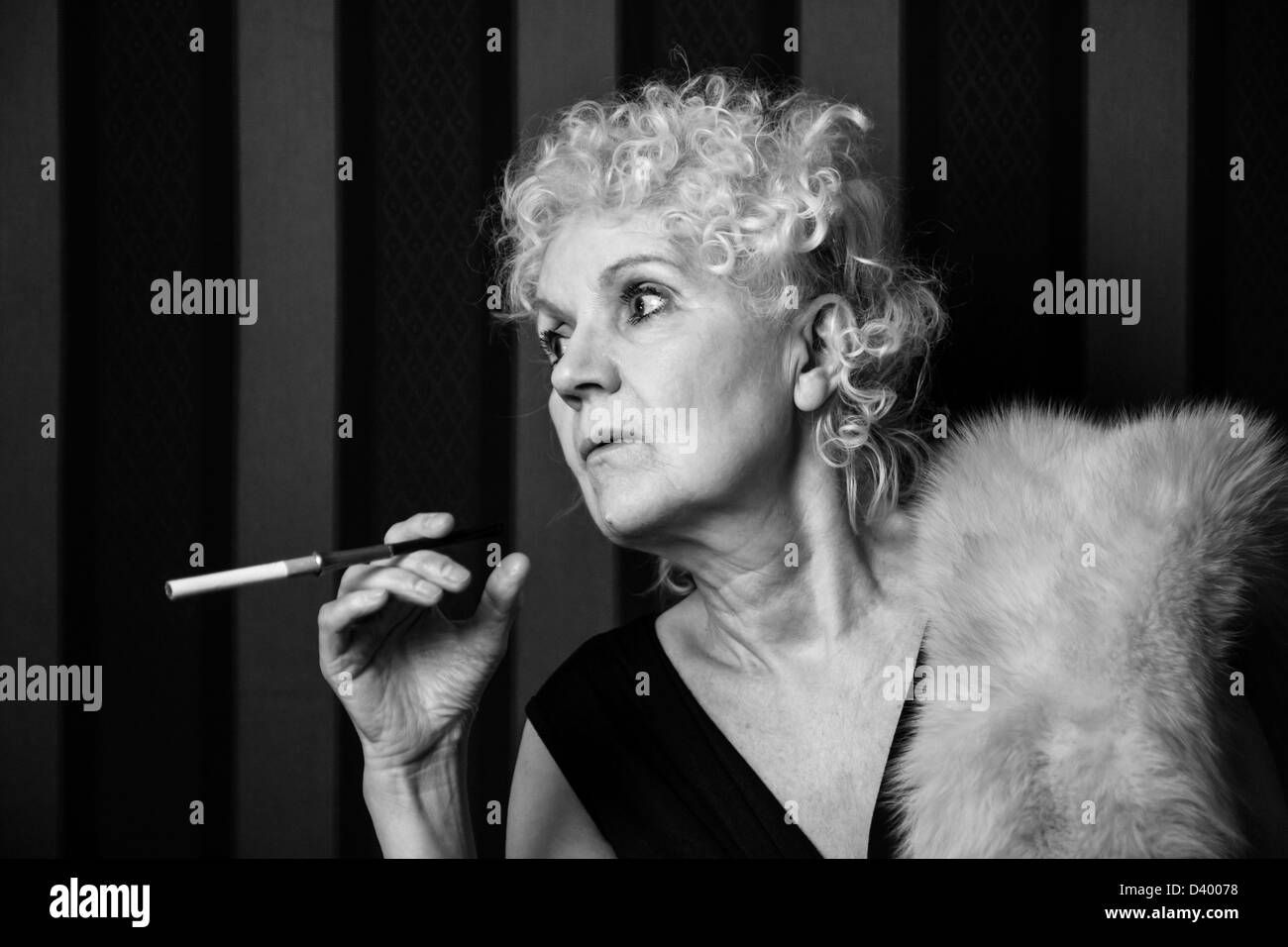 old hollywood cigarette holder Cigarette holder Black and White Stock Photos & Images