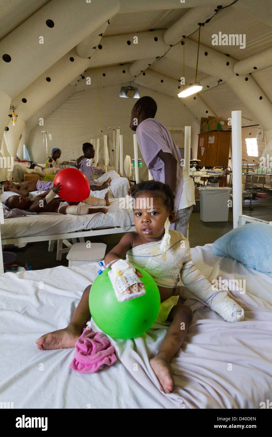 children playing with balloon in the burn unit in Drouillard Hospital