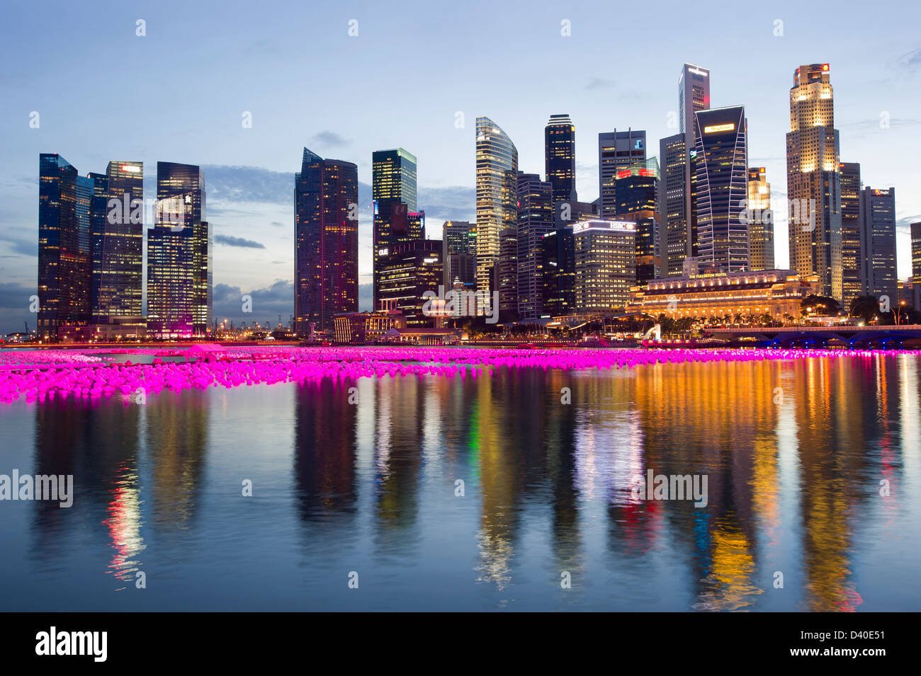 Singapore skyline reflection hi-res stock photography and images - Alamy
