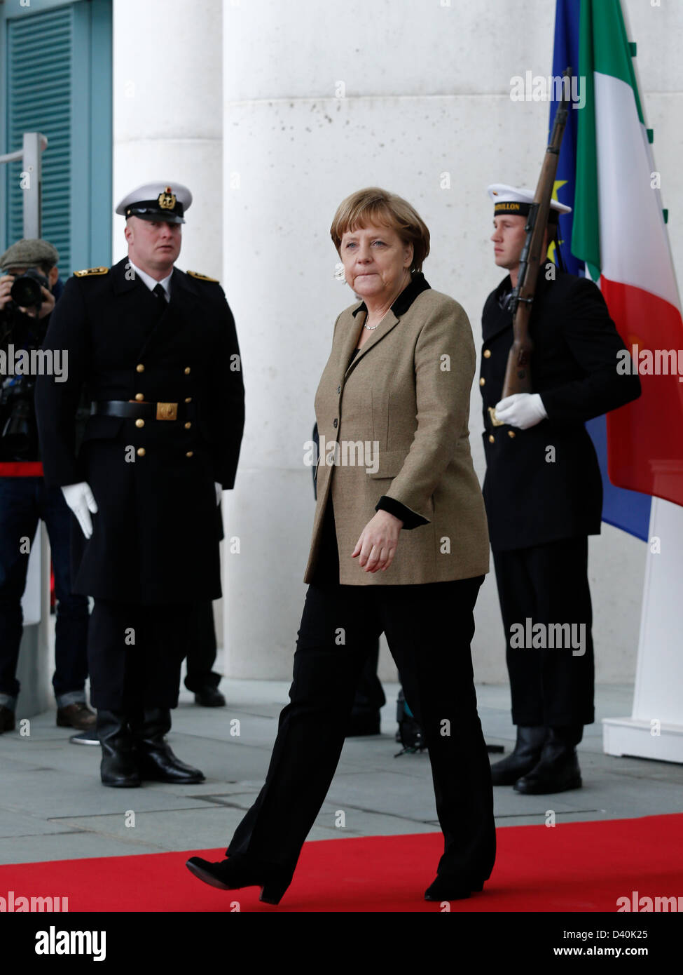 Berlin, 28th February, 2013. German Chancellor Merkel welcomes Italiens Staatspräsident Giorgio Napolitano at the Chancellery in Berlin. Topics of the meeting are the results of the election and the future of the country at the european debt crisis. / Berlin, 28. Februar 2013. Merkel begrüßt Italiens Staatspräsident Giorgio Napolitano. Themen des Treffens sind die Ergebnisse der Wahl und der Zukunft des Landes in der europäischen Schuldenkrise. On picture: Angela Merkel (CDU), German Chancellor, meets President Giorgio Napolitano of Italy for bilateral talks at Chancellery in Berlin. Stock Photo
