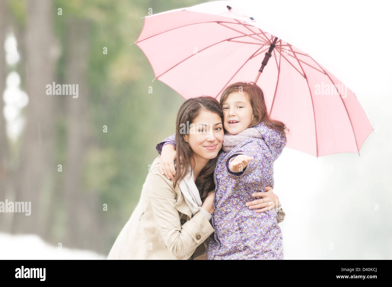 Мама зонтик. Мама с дочкой под дождем. Фотосессия под дождем мама с дочкой. Красивый зонт мамой и дочкой. Картинка мама с дочкой под дождем.