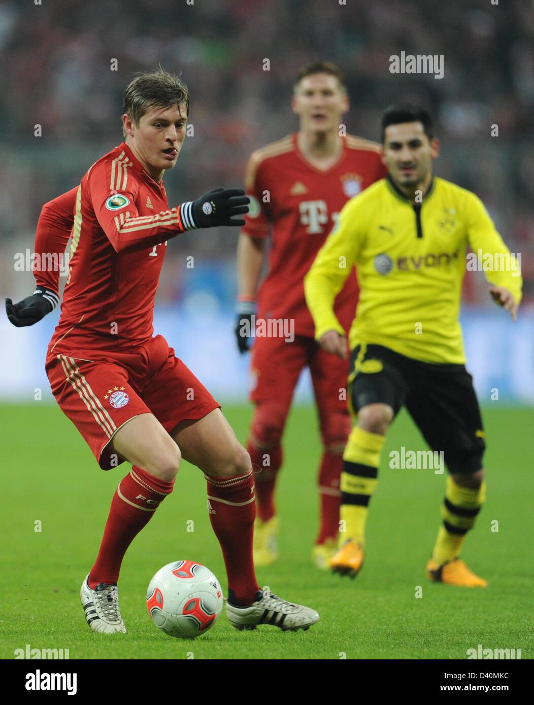 Munich's Toni Kroos kicks the ball during the DFB Cup match between FC  Bayern Munich and Borussia Dortmund at Allianz Arena in Dortmund, Germany,  27 February 2013. Photo: ANDREAS GEBERT Stock Photo - Alamy