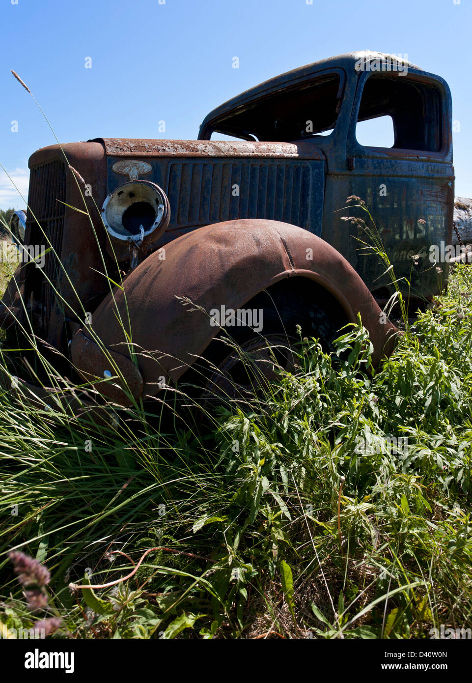Abandoned old truck wreck hi-res stock photography and images - Alamy