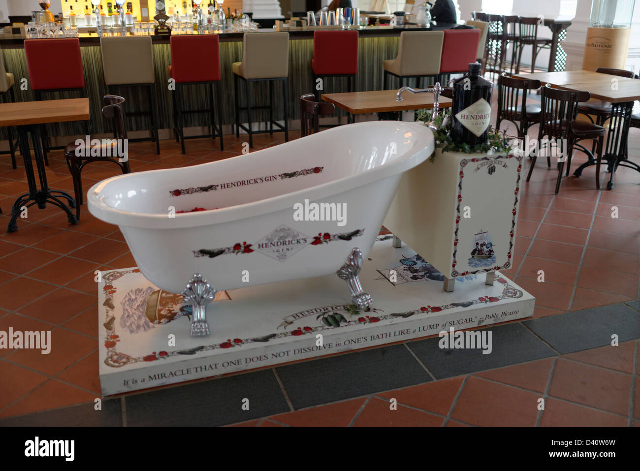 Hendricks Gin roll top classic bath at a bar in Raffles Hotel, Singapore Stock Photo