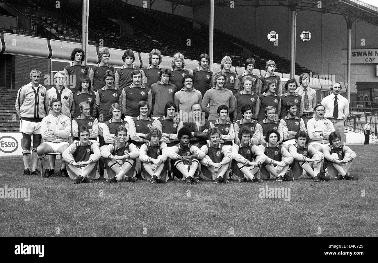 Aston Villa football club team 1976 back row Charles Young, John Deehan, David Evans, David Hughes, Keith Masefield, Keith Williams, Steve Hunt, Ian Hendry, Gordon Cowans. Middle Frank Upton, Peter Downs, Brian Little, Michael Buttress, Keith Leonard, Michael Parsons, John Burridge, Jake Findlay, Andy Gray, Frank Carrodus, Bobby McDonald, Dave Richardson, Tony Barton. 2nd row Roy McLaren, Ray Graydon, Gordon Smith, Leighton Phillips, John Gidman, Ron Saunders, John Robson, Dennis Mortimer, Ian Ross, Chris Nicholl, Bill Shorthouse. Front Noel Fagan, Adrian O'Dowd, Gavin Price, Ivor Linton, Mart Stock Photo