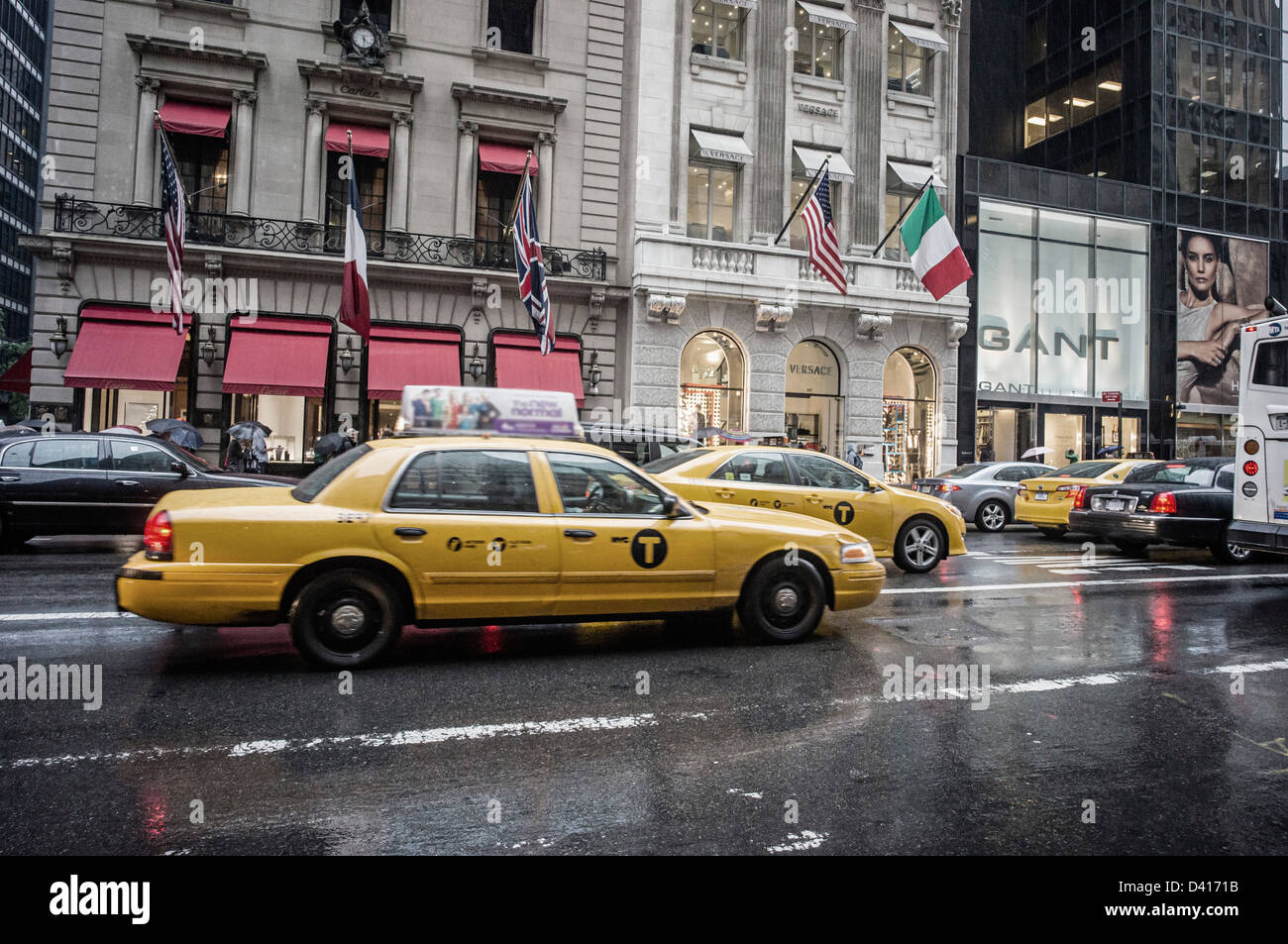 5th Avenue, rush hour, Cartier, Versace, Gant shops, Manhattan, New York  Stock Photo - Alamy